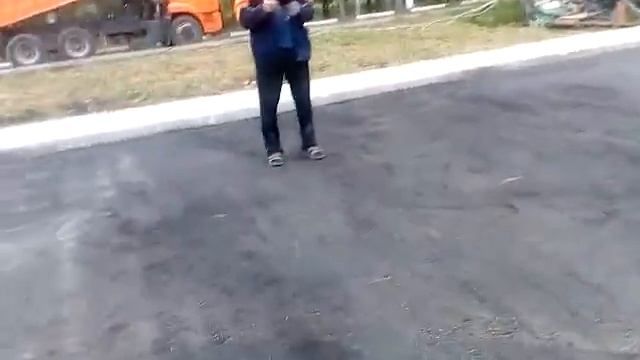 дорожно рабочие. затирка асфальта смотреть онлайн