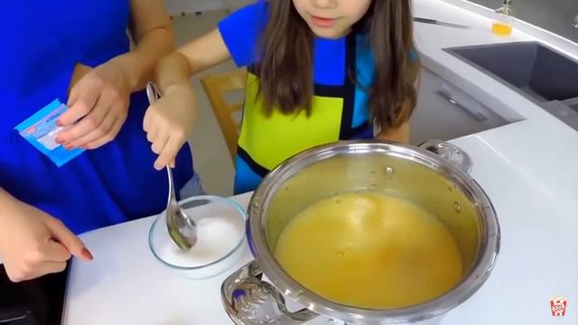 СЪЕЛА ЗОЛОТУЮ КНОПКУ ЮТУБ DIY Желейная Съедобная Кнопка YouTube Своими Руками /// Вики Шоу смотреть онлайн