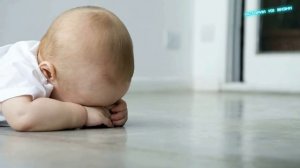 Медсестра забыла покормить отказного малыша, и он тихонько плакал один…