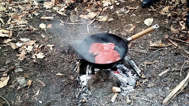 [РЕЦЕПТ] Лесной стейк от Робинзона и его Бороды. Жарим мясо на сковороде в лесу смотреть онлайн