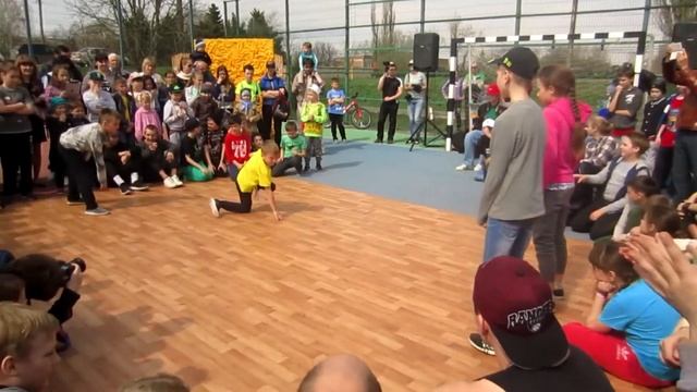 Красная Черепашка & Extro vs Аня & Сергей - CHELLE PEOPLE 10 - break dance kids 2x2 - 1/16 смотреть онлайн
