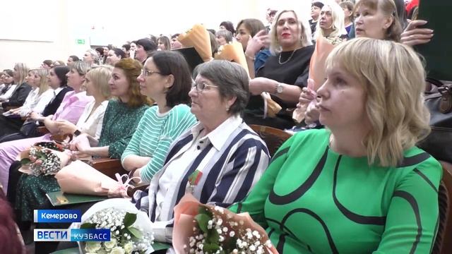 Прекрасную половину кемеровских медиков поздравили с 8 марта смотреть онлайн