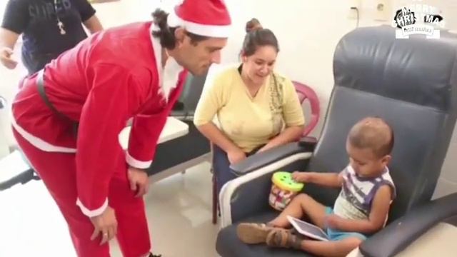 Roque Santacruz, Daniel Garnero repartiendo regalos смотреть онлайн