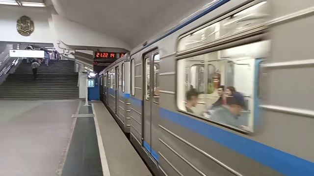 Метро поезд 81-717.6 "Шестёрка" отправляется со станции "Люблино" смотреть онлайн
