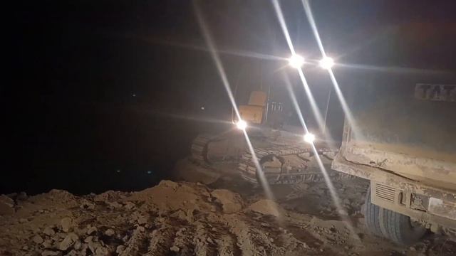 Excavation by volvo ec210 for loding Dumper at Ganga expressway смотреть онлайн