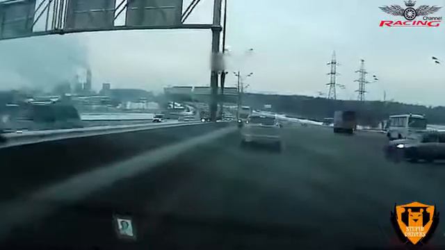 внимание !!  Идиот ВОДИТЕЛИ CRAZY проезжает грузовик FAILS Неделя 3 ОКТЯБРЯ 20161 смотреть онлайн