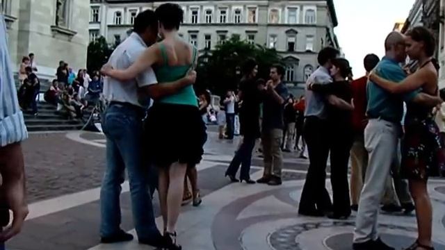 Argentine Tango Flash mob Budapest - Amazing!!! смотреть онлайн
