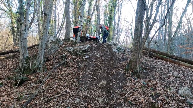Крым  эндуро 13 декабря, хонда застряла в дереве