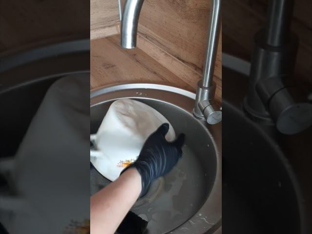 Чем отмыть застарелые загрязнения с кастрюли #мытьпосуду #мытькастрюли #чисткапосуды смотреть онлайн