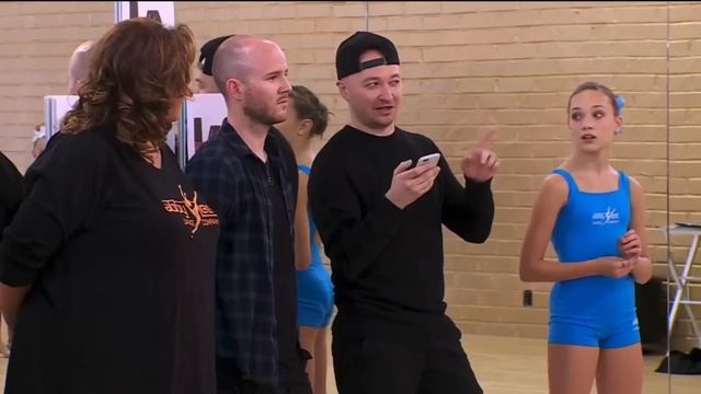 Dance Moms - 17 Magazine Show Up At ALDC (Season 6 Episode 4) смотреть онлайн