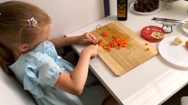 Полина готовит первый супчик. Девочка 6ти лет готовит суп.