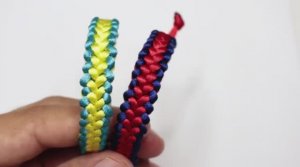 Пошаговое руководство по браслету, Как сплести браслет из атласных шнуров.