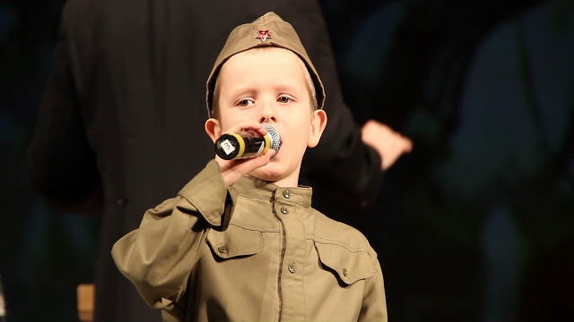 Песня о маленьком трубаче (отрывок). Исполняет Женя Бойцов смотреть онлайн