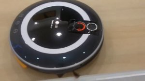 Робот пылесос обходит препятствие LG Hom Bot Roboking