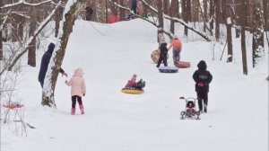 Настя_и_ребята_играют_в_лесу_и_катаются_на_тюбинге_