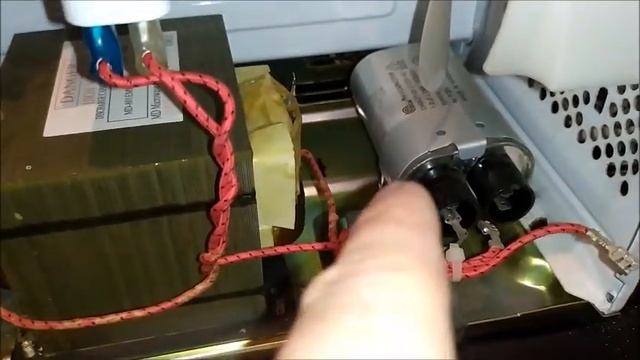 Microondas enciende pero no calienta sustituir fusible (Microwave doesnt heat) смотреть онлайн