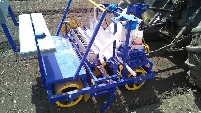 Посев капусты белокочанной сеялкой «Шехирева» точного высева в открытый грунт смотреть онлайн