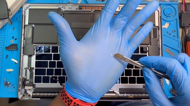 MacBook Pro A1990 (2018) Keyboard Replacement смотреть онлайн