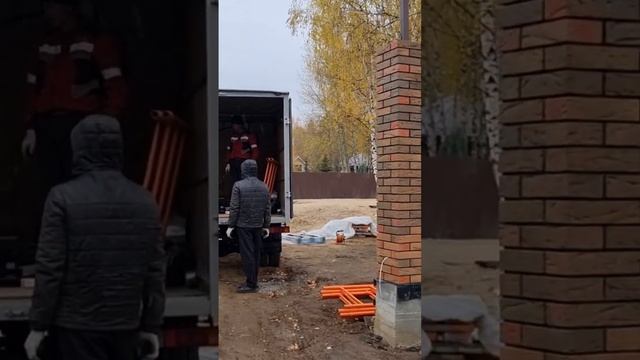 Кладка кирпичных столбов, далее будут ворота и забор Жалюзи #строительство #забор #оазисгрупп
