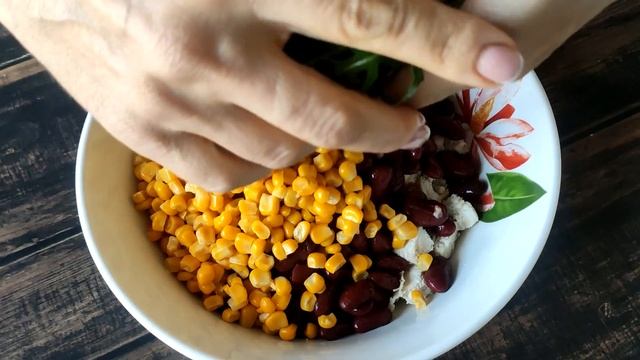 Вкусный салат за 10 минут. Яркий салат из курицы и фасоли. смотреть онлайн