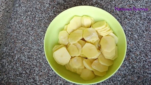 Вкусный обед или ужин. Запеченный картофель с мясом под сырной корочкой. смотреть онлайн