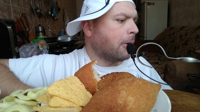 МУКБАНГ КОТЛЕТЫ по киевски и кукурузные чипсы/ОБЖОР луковые кольца. смотреть онлайн