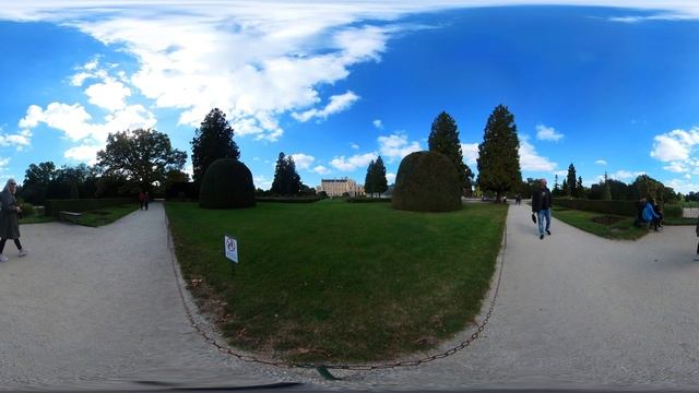 Вид на замок Леднице и его парк смотреть онлайн