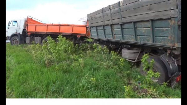 ЧУТЬ НЕ УРОНИЛ КАМАЗ ! НЕ ХВАТИЛО РАДИУСА ПОВОРОТА ! ВПЕРЕДИ ПУТИ  ДОМ ДЛЯ ДУШЕВНО БОЛЬНЫХ .