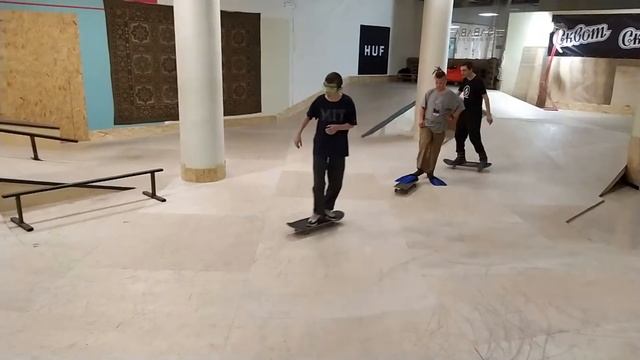 В ластах на скейте ?! Неудобный скейтбординг ! смотреть онлайн