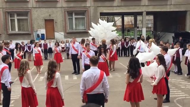 Вальс на последнем звонке??? смотреть онлайн