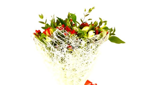 Букет из тюльпанов и гиперикума - Цветочный Маркет 24