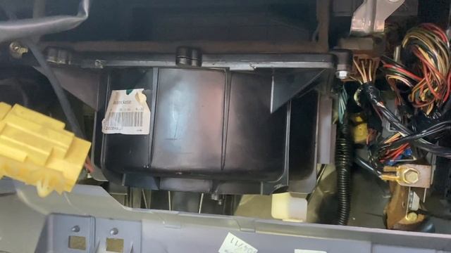 Nissan Almera N16 Замена Вентилятора Печки ГОРИТ ПРЕД!! смотреть онлайн