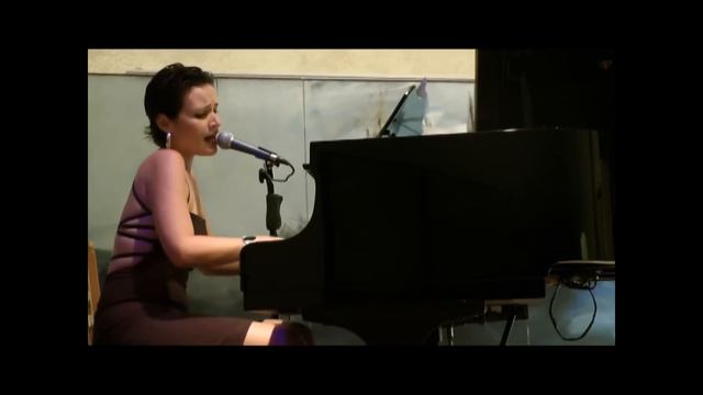 Sassa Papalamprou "autumn leaves" live at the Megaro Gyzi Festival 2011.wmv смотреть онлайн