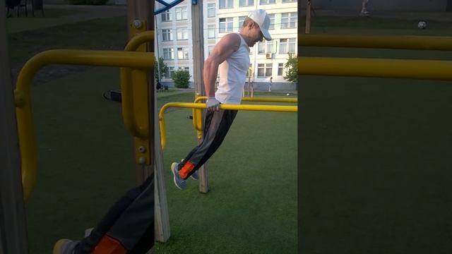 100 отжиманий на брусьях смотреть онлайн