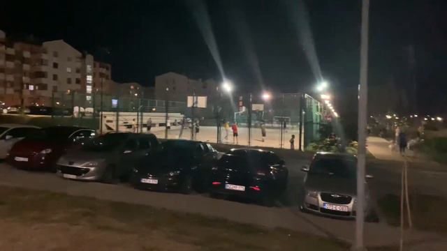 Люди вышли на улицу после жаркого дня смотреть онлайн