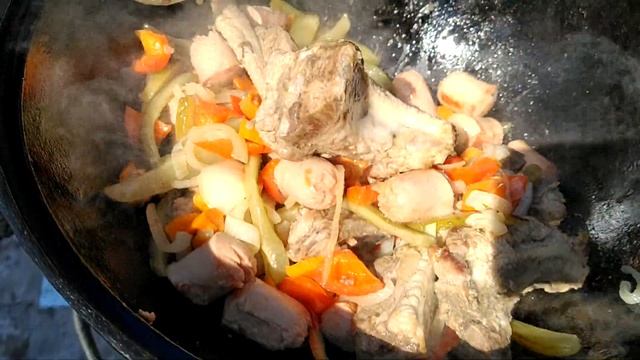 СВИНЫЕ РЕБРА С СОСИСКАМИ ПО ,,САКСОНСКИ,, В КАЗАНЕ НА КОСТРЕ смотреть онлайн