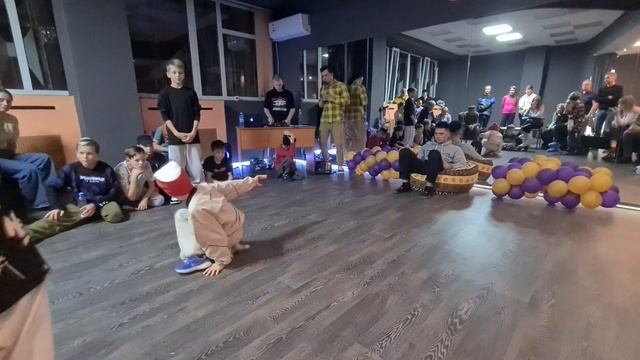 Баттл. Брейк-данс. Отбор. 1*1, от 1 года занятий смотреть онлайн