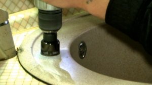 Как просверлить отверстие под смеситель в мойке из искусственного камня?