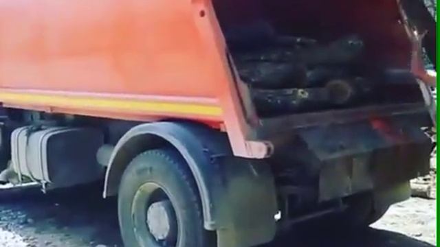 Ничего необычного,просто в мусоровоз грузят дрова смотреть онлайн