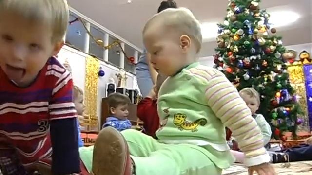 Служба такси "Карат" сделала рождественский подарок Пинскому Дому ребенка смотреть онлайн