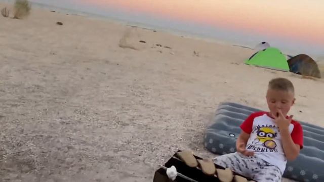 ЧУТЬ НЕ УТОНУЛ/ПЕРВЫЙ ОТДЫХ В ПАЛАТКАХ/БИРЮЧИЙ ОСТРОВ смотреть онлайн