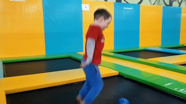 Жизнерадостный малыш прыгает на батутах! смотреть онлайн