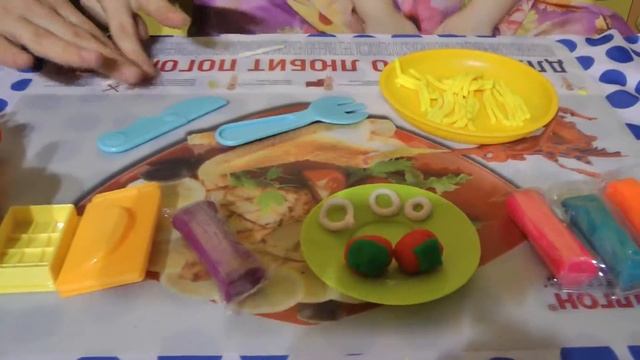 Готовим ужин из пластелина и играем с детской кухней-Готовим Вместе смотреть онлайн