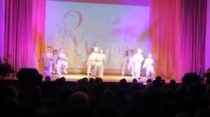 девочки танцовщицы песня Мишка Гумми Бер