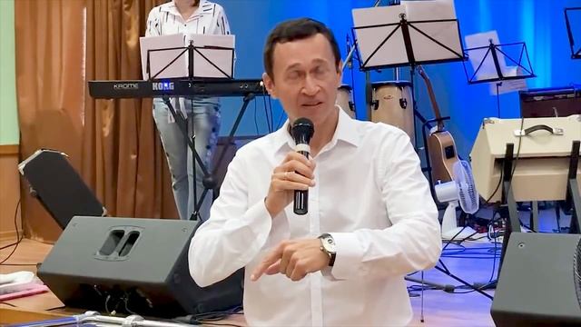 Дмитрий Лео. Ангел изобилия вошел в комнату и протянул золотую табличку