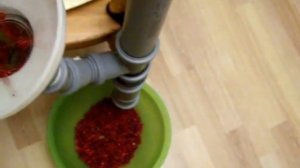 Самодельное приспособление по очистке ягод от мусора, листьев и для сортировки по размеру