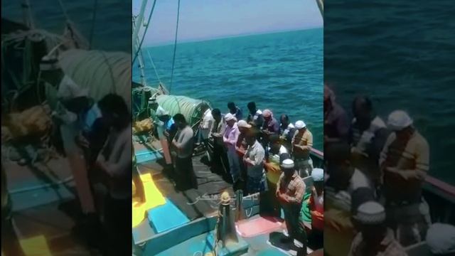 Namaz ON BOAT | RAMZAN FISHERMAN PRAYING ON SHIP | FISHING short video смотреть онлайн