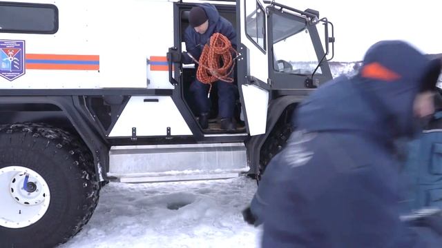 СПАСЕНИЕ ПОСТРАДАВШЕГО НА ЛЬДУ (работа спасателей)
