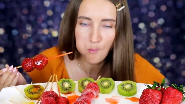 ASMR Candied Strawberry (CRUNCH EATING SOUND) АСМР Итинг КЛУБНИКА в карамели смотреть онлайн