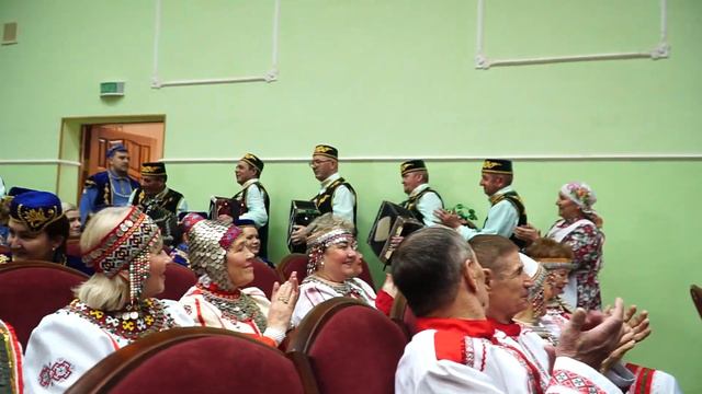 Гармонисты пошли занимать место в зале ) смотреть онлайн